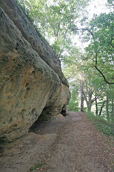 File:Zřicenina Hřídelík.JPG