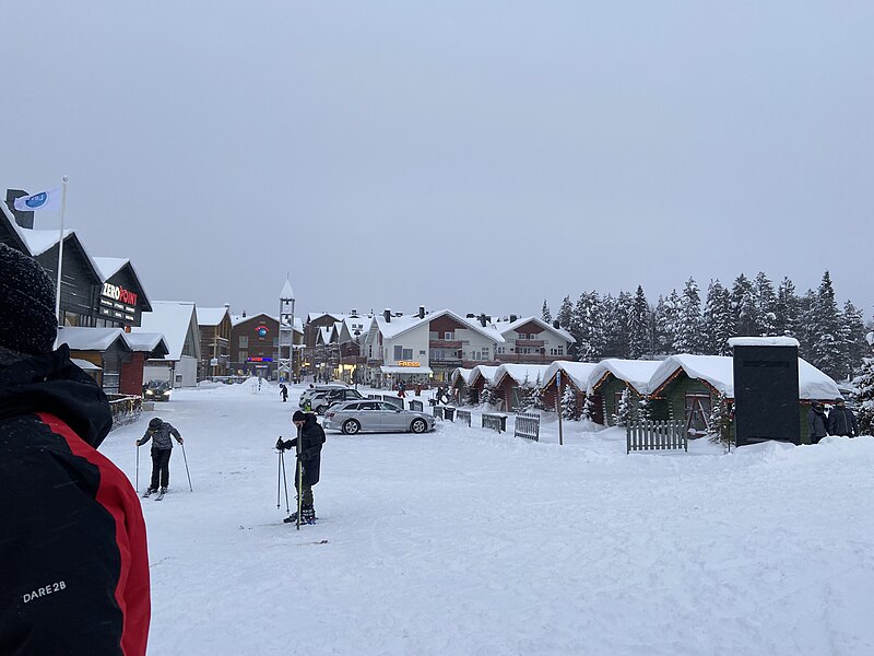 File:Zero Point huts, Levi, Finland.jpg