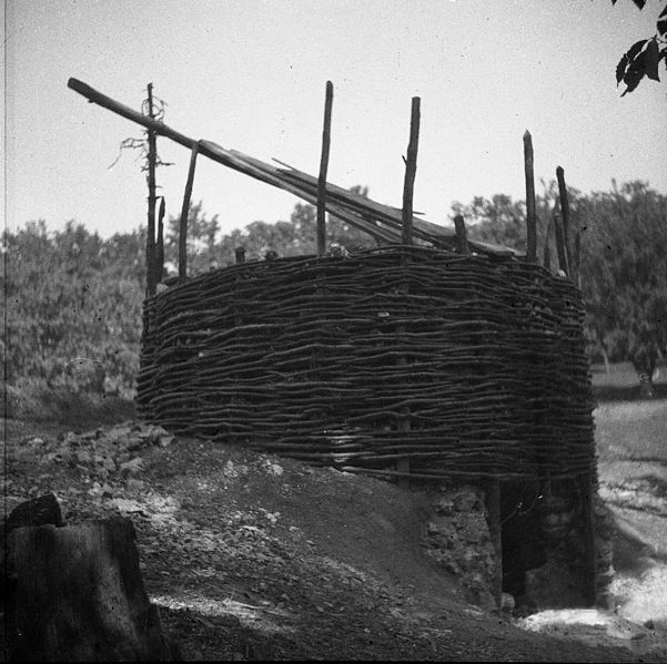 File:"Apnenca" (prazna), Mali Ban 9, pri Sopočanu 1952.jpg