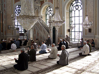 İstanbul'un Ortaköy semtinde Boğaz kıyısında bulunan, neo-barok mimariye sahip, genellikle Ortaköy Camii olarak anılan Büyük Mecidiye Camii'nde ibadet eden Müslümanlar.(Üreten: Darwinek)