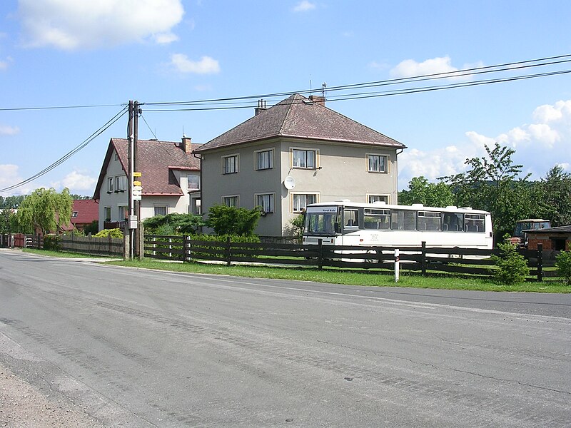 File:Žehrov, zaparkovaný autobus.jpg