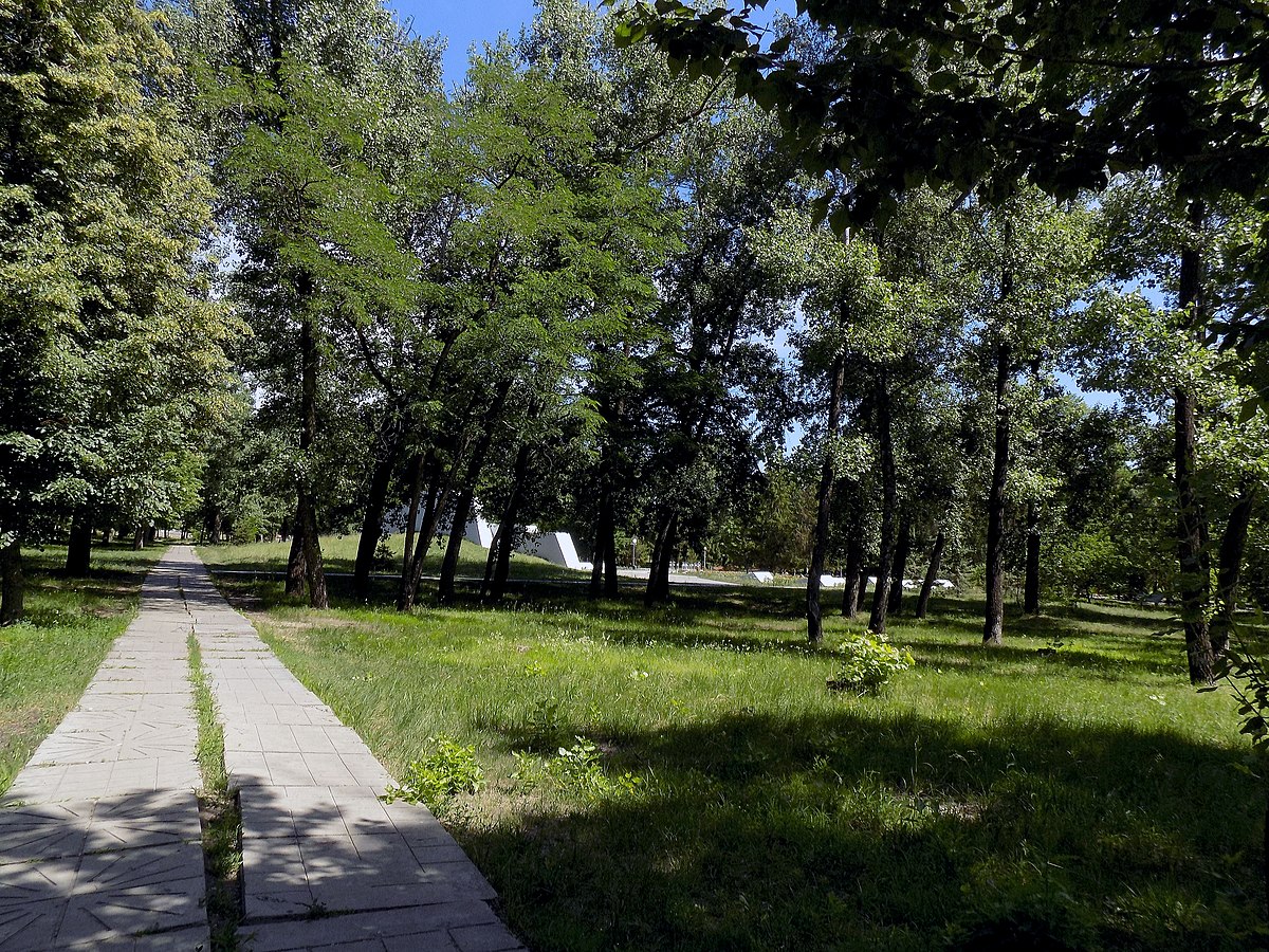 Парк гагарина белгород. Мемориал в парке Гагарина Белгород. Парк памяти Гагарина Белгород. Памятник парк Гагарина Белгород. Парк на родине Белгород.