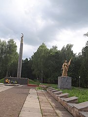 Братська могила 69 радянських воїнів, які загинули при звільненні міста у вересні 1943 рокуПам.jpg