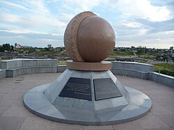 Severouralsk.JPG'nin kuruluşunun onuruna yapılan anıt