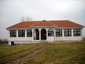 Плавце - зграда месне канцеларије и школе