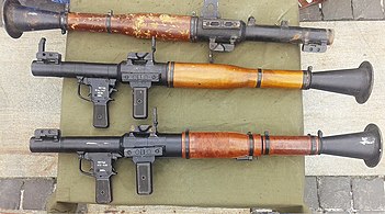 Ручні протитанкові гранатомети РПГ-7Д1, що використовували терористи на Донбасі. Музей історії ДСВ