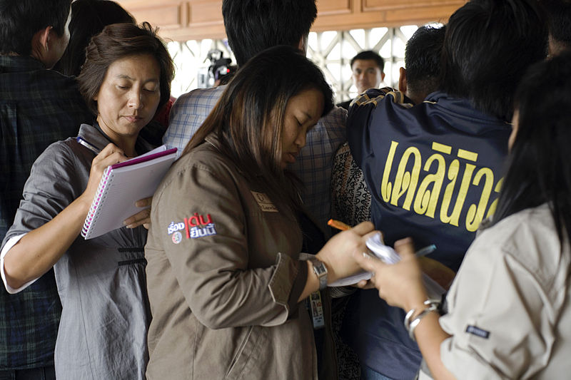 File:นายกรัฐมนตรีให้สัมภาษณ์สื่อมวลชน ณ อาคารรัฐสภา ถนนอู่ - Flickr - Abhisit Vejjajiva.jpg