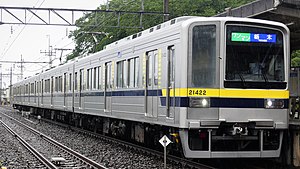国谷駅 停車中の東武20400型電車