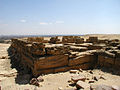 Vue des blocs monolithes du temple funéraire