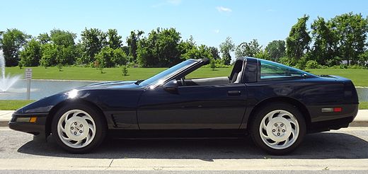 Een Corvette C4 coupé met het dak eraf.