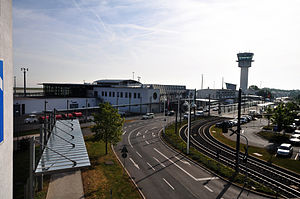 Flughafen Erfurt-Weimar: Lage und Verkehrsanbindung, Geschichte, Flughafenanlagen- und Einrichtungen