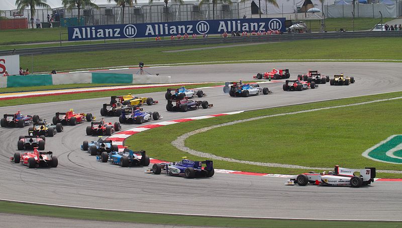 File:2012 GP2 Malaysian round Feature race opening lap 2.jpg