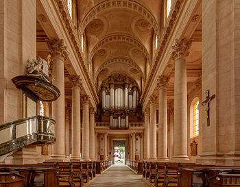 Vue de la nef vers l'orgue