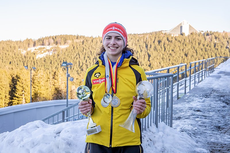 Datei:2019-02-16 Saturdays Victory Ceremonies at 2018-19 Juniors and Youth A Luge World Cup Oberhof by Sandro Halank–058.jpg