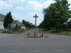 Križ u središtu naselje