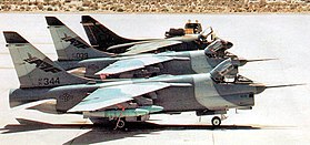 Les deux prototypes YA-7F du 445th Flight Test Squadron, accompagnés d'un A-7D de la base aérienne d'Edwards.