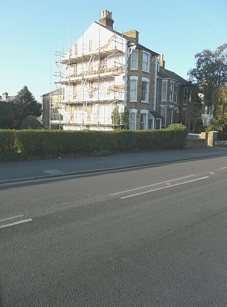 File:73, Victoria Road - geograph.org.uk - 4291219.jpg