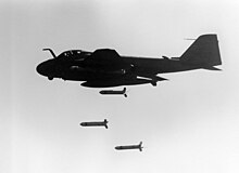 Amerykański samolot szturmowy Grumman A-6E Intruder bombarduje irańskie cele, 18 kwietnia 1988