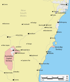 ACT ligger omtrent 250 km sørvest for Sydney, i det indre av New South Wales.  Territoriet til Jervis-bukten ligger omtrent 125 km øst for ACT, på kysten.