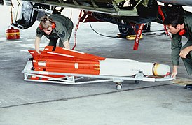 Een AIM-4G Super Falcon na te zijn verwijderd uit een Covair F-106A Delta Dart-jager op Davis Montan AFB, Arizona op 14 december 1983.