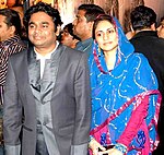 Mann in grauer Jacke und Frau im Sari