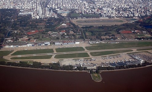 L'aeroport militar que es troba a l'extrem est (esq.) de l'Aeroparque era utilitzat per realitzar els «vols de la mort»