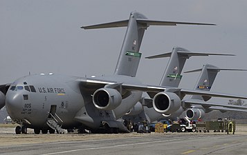 Tre flygplan från USAF lastar av förnödenheter i Mississippi efter Orkanen Katrina 2005.