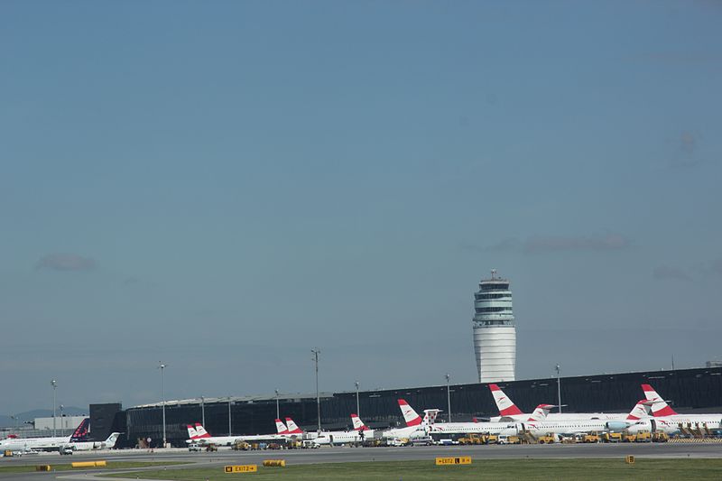 File:Airport Wien 9488.jpg