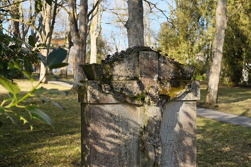 File:Alter Friedhof Schwenningen-8491.jpg