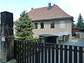 Wohnhaus (Am Schloßberg 4) mit Einfriedungsmauer des Grundstücks zur Holdergasse und Nebengebäude (Steinplatz 23a, ehemaliges Spritzenhaus, seit den 1950er Jahren Transformatorenhaus auf dem Grundstück