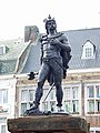 アンビオリクスの銅像。ベルギーのトンゲレン（Tongeren）市街に建つ。ローマ軍の侵略と闘って撃破した郷土の英雄として、同市が彫刻家ジュール・ベルタン（Jules Bertin）に依頼し1866年に建立した。同市のサイトも象徴として本像を掲げる。