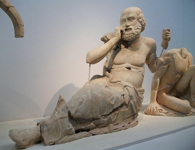 Файл:Ancià (probablement Iamus, Cliti o Amitaó) al frontó oriental del temple de Zeus (Museu Arqueològic, Olímpia).JPG