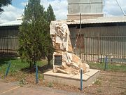 אנדרטה לזכר תלמידה שנפגעה בפיגוע מכונית התופת בעפולה; מוצבת בחצר בית הספר "אורן" בעפולה