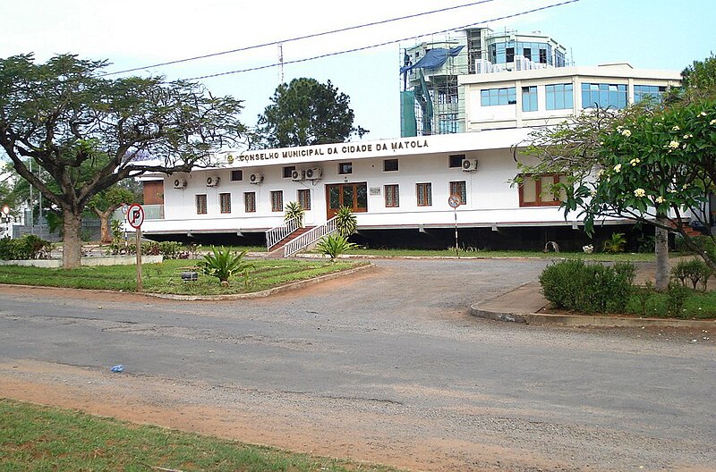 File:Antigo edifício do Conselho Municipal da Matola.jpg