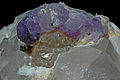 Apatite violette sur topaze sur quartz (Pakistan).jpg