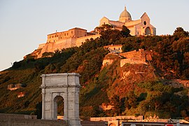 Arco di Traiano - Ancona 49.jpg