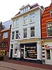 Winkel met bovenwoning