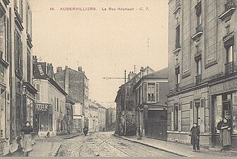 Rue Heurtault, à la hauteur de l'immeuble du n°59, toujours présent, et du croisement avec la rue Edgar-Quinet. La rue du Colonel-Fabien n'était pas encore percée.