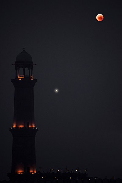 File:Badshahi Mosque & Lunar Eclipse.jpg