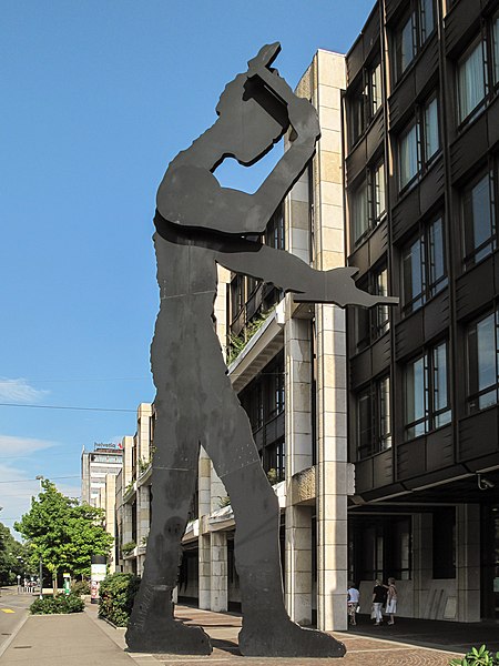 File:Basel, kinetisch sculptuur voor de UBSbank aan de Aeschenplatz foto2 2013-07-26 17.13.jpg