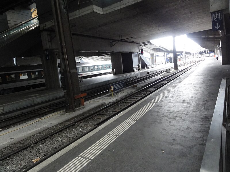 File:Basel Bahnhof SBB 13.jpg