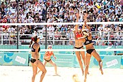 Deutsch: Beachvolleyball bei den Olympischen Jugendspielen 2018; Tag 9, 15. Oktober 2018; Mädchen, Viertelfinale: USA-Spanien 2–1 (21–19/17–21/15–9) English: Beach volleyball at the 2018 Summer Youth Olympics at 15 October 2018 – Girls Quarterfinals: USA-Spain 2–1 (21–19/17–21/15–9)