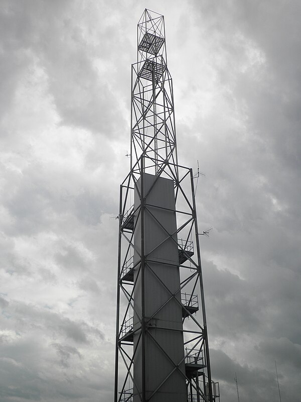 File:Beeld (toren) bij brandweerkazerne Deventer.jpg