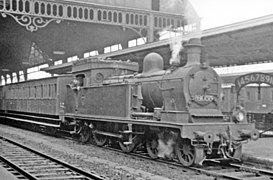 La 16.055 (Carels, 1909) en tête de voitures GCI à Charleroi-Sud.
