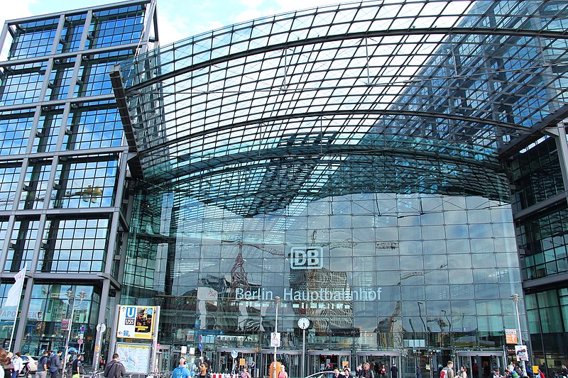 File:Berlin - Berlin Hauptbahnhof (2).jpg