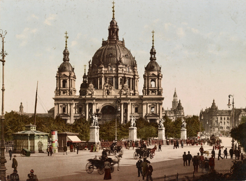 File:Berliner Dom Schlossbrücke um 1900.png