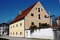 Pfarrheim in der Klosterstraße 2 in Beuerberg, Gemeinde Eurasburg, Landkreis Bad Tölz-Wolfratshausen, Regierungsbezirk Oberbayern, Bayern. Als Baudenkmal in der Bayerischen Denkmalliste aufgeführt