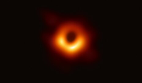 Image du trou noir supermassif M87* et de son disque d'accrétion, réalisée avec l'aide du travail de Katie Bouman.