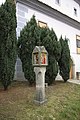 Čeština: Kamenná boží muka u kostela Nanebevzetí Panny Marie v Kájově, kraj Jihočeský. English: Stone column shrine at the Church of the Assumption in Kájov, South Bohemian Region, Czechia.