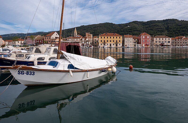 File:Boats on the Stari Grad harbour, Croatia (PPL3-Altered) julesvernex2.jpg